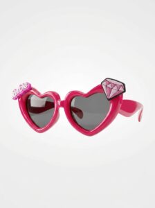 sunglasses on white background 202608092330 (1)